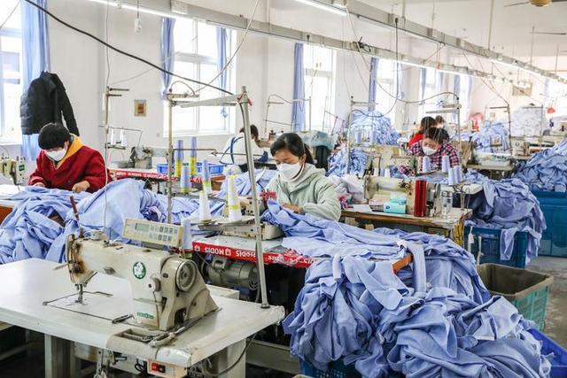 長塘鎮(zhèn) 外貿(mào)服裝加工忙 流水作業(yè)趕訂單